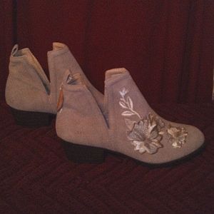 JBU by Jambu size 9M floral embroidered ankle boots